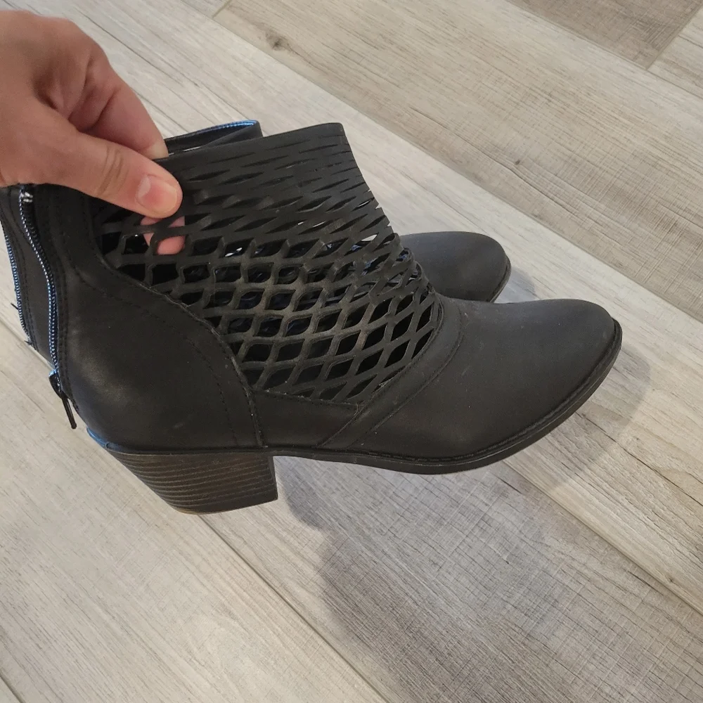 SUGAR ARLENE BLACK ANKLE BOOTIES SIZE 8.5